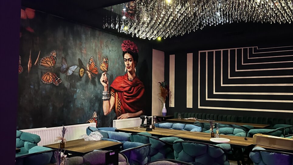 Elegantes Restaurant mit Wandkunst und gemütlichen Sitzplätzen. | © Bonbon