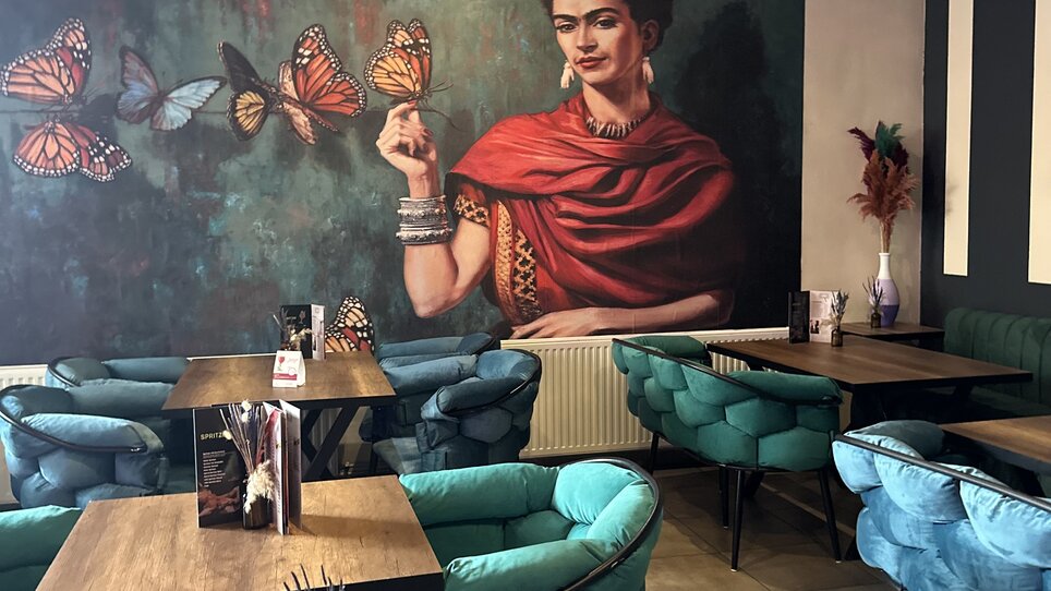 Künstlerische Inneneinrichtung mit Wandgemälde und gemütlichen Sitzen. | © Bonbon