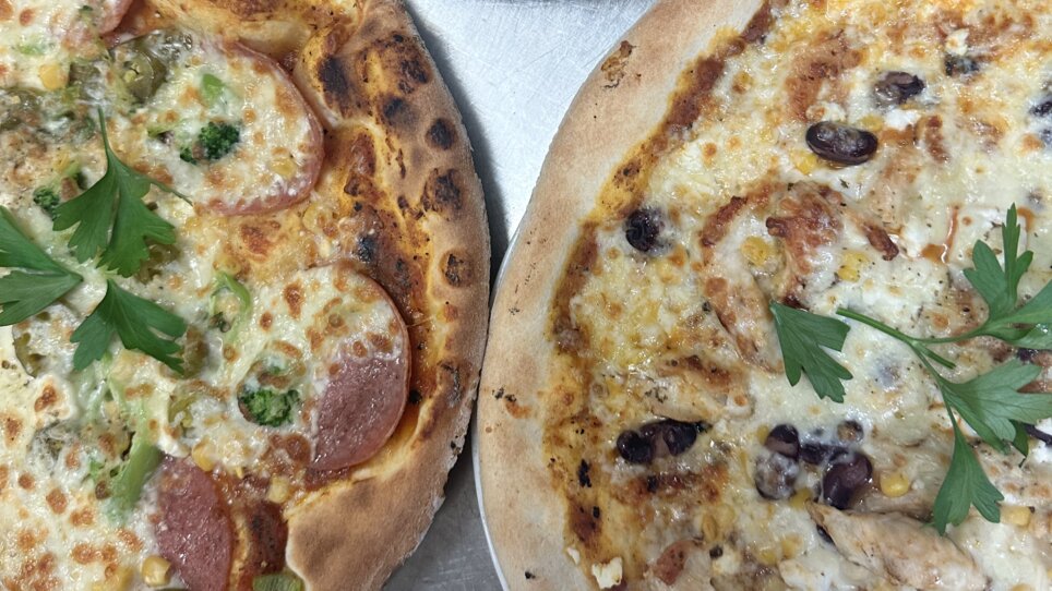 Drei verschiedene Pizzen auf einem Tisch, frisch zubereitet. | © Bonbon