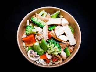 Una ciotola di verdure, tofu e funghi. | © Bowls & Pots by MayKay