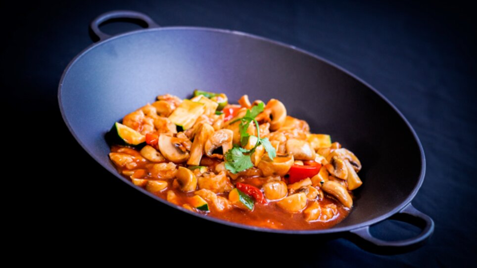 Verdure colorate e funghi in una padella con salsa. | © Bowls & Pots by MayKay