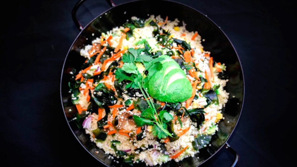 Ciotola di couscous colorata con verdure e erbe. | © Bowls & Pots by MayKay