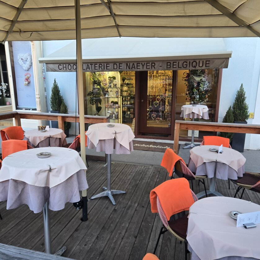 Vista esterna della Chocolaterie de Naeyer con tavoli. | © Christian Kober