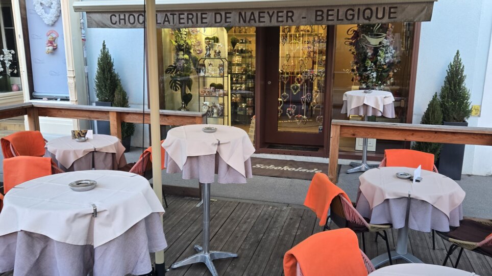 Vista esterna della Chocolaterie de Naeyer con tavoli. | © Christian Kober