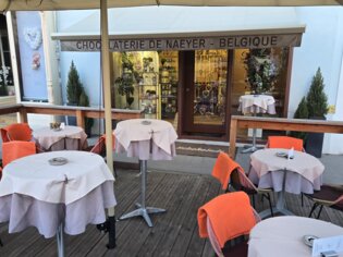 Außenansicht der Chocolaterie de Naeyer mit Tischen. | © Christian Kober