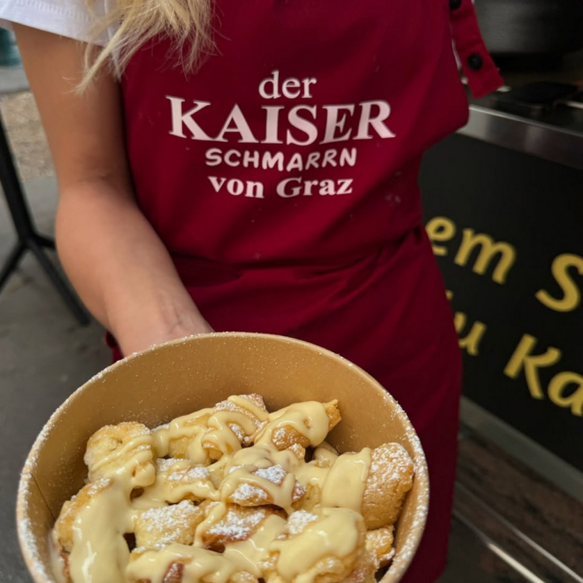 Der Kaiserschmarrn von Graz I Mangiare e bere a Graz | © Der Kaiserschmarrn von Graz Una ciotola di Kaiserschmarrn con zucchero a velo e salsa a Graz. | © Der Kaiserschmarrn von Graz