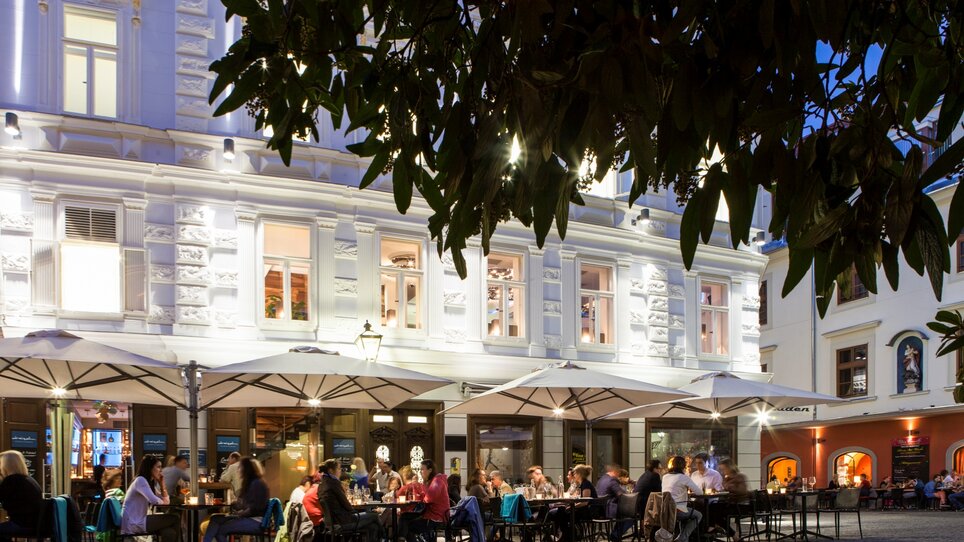 Dining outdoors in Graz at Dreizehn by Gauster. | © Genussbar