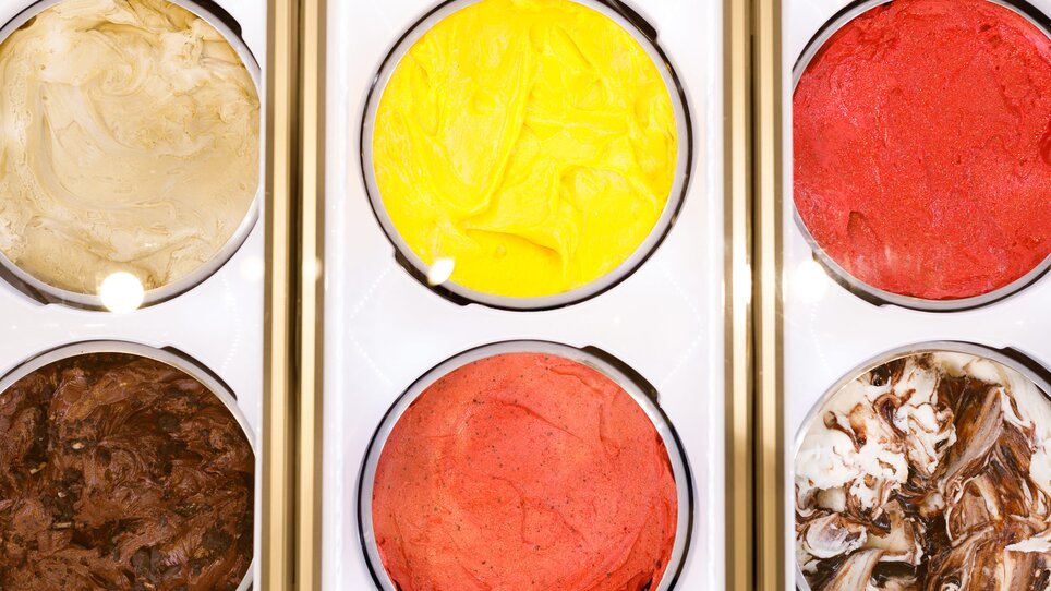 Eine Auswahl an bunten Eiscreme-Sorten in Schalen. | © Eisperle - Stiefkind Fotografie