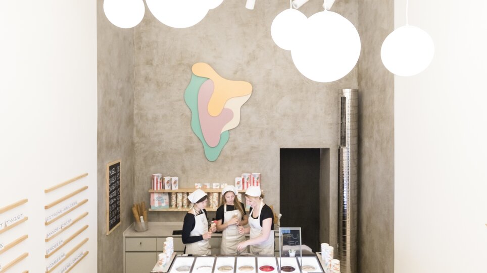 Ein modernes Eiscafé mit minimalistischer Einrichtung und freundlichem Personal. | © Eisperle - Stiefkind Fotografie