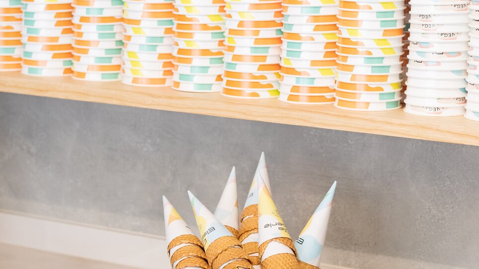 Verschiedene Eiswaffeln und Becher in einem Eiscafé. | © Eisperle - Stiefkind Fotografie