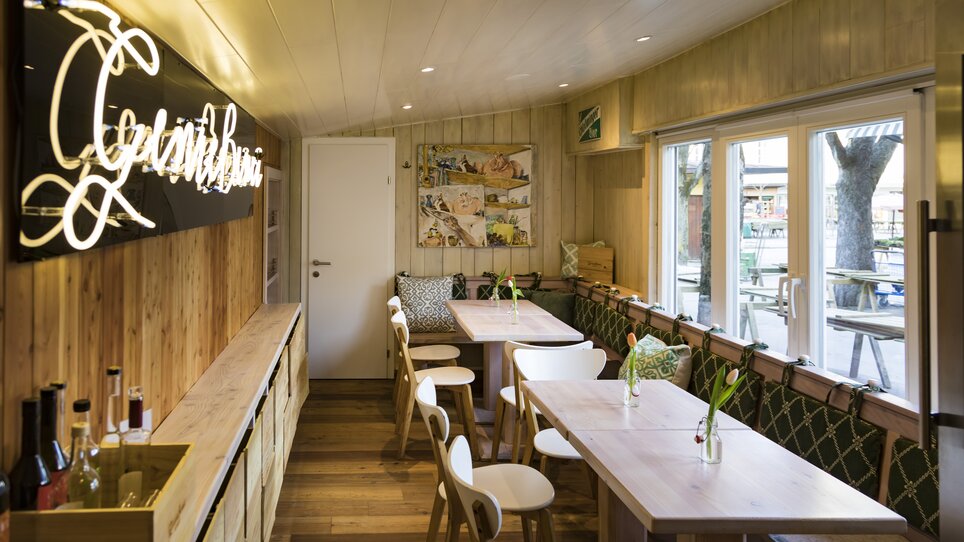 Ristorante accogliente con mobili in legno e dettagli moderni. | © Genießerei am Markt