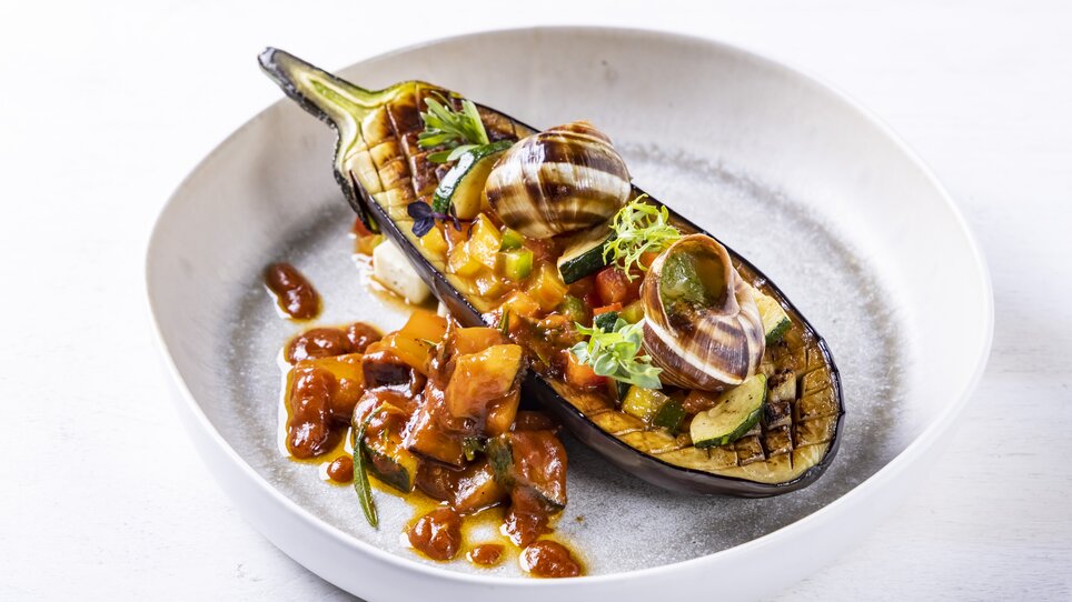Melanzana grigliata ripiena di verdure e lumache. | © Genießerei am Markt - Werner Krug