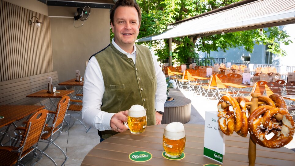 A man with beer and pretzels at Gösser Bräu in Graz. | © Gösser Bräu Graz