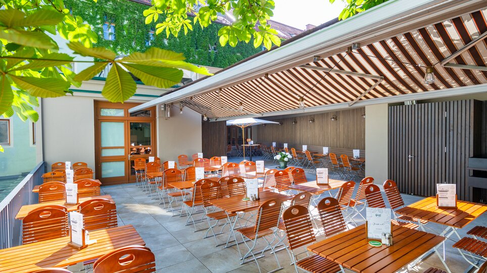 Spacious terrace with tables and chairs at Gösser Bräu Graz. | © Gösser Bräu Graz