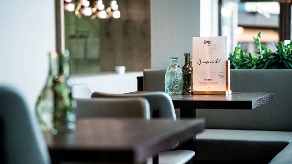 Cozy restaurant atmosphere with drinks and menu. | © Tina Szabo