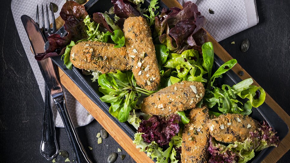 Delicious vegetable croquettes served on a bed of salad. | © Werner Krug