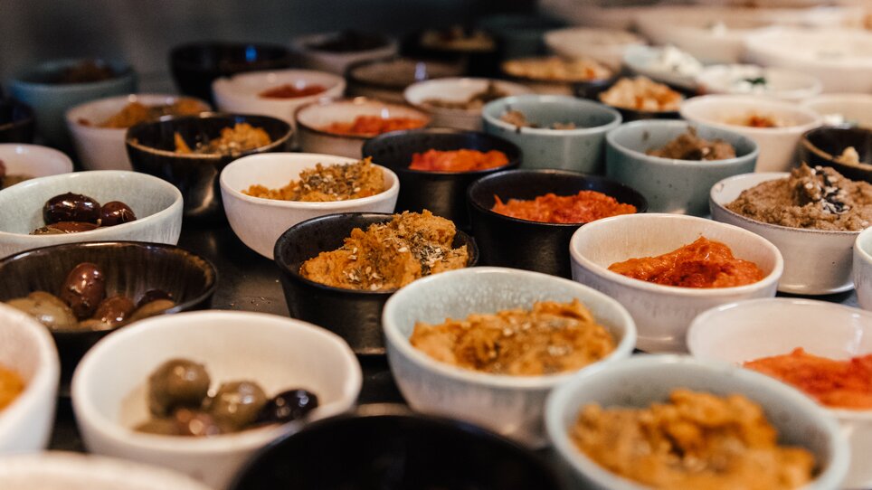 Diverse ciotole con salse e antipasti su un tavolo. | © Hummel