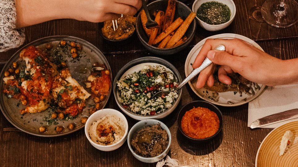 Cibo delizioso su un tavolo condiviso con amici. | © Hummel