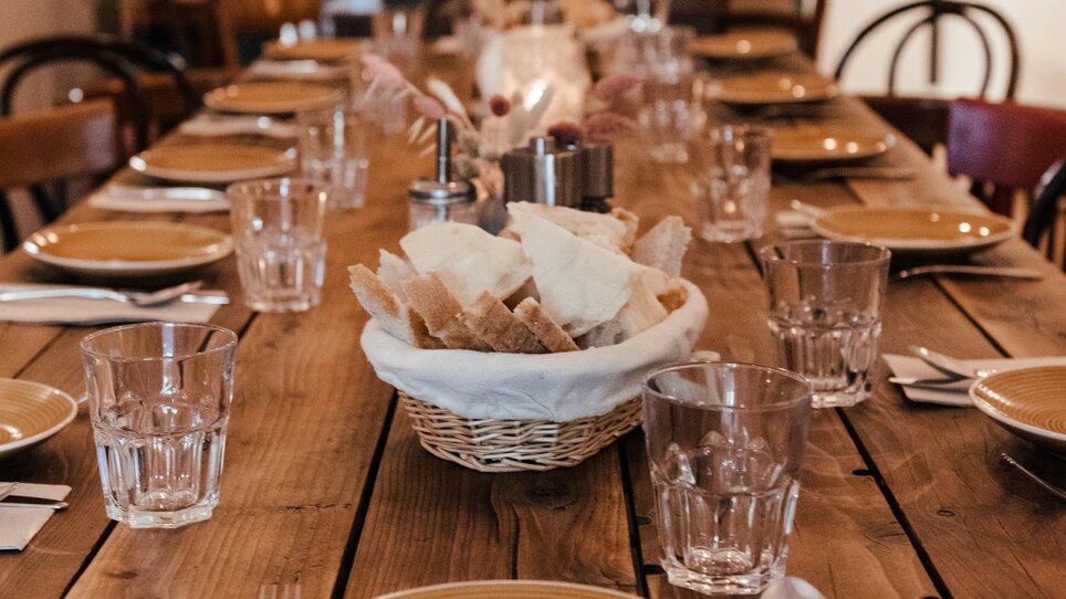 Un tavolo imbandito festosamente con piatti e bicchieri. | © Hummel