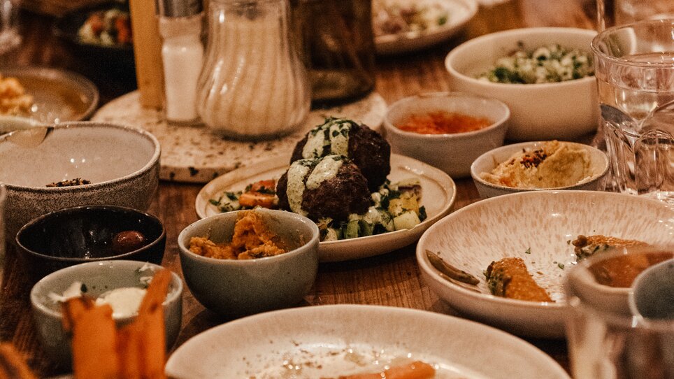 Un tavolo con un grande banchetto di vari piatti è disposto con cura. | © Hummel