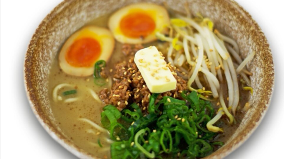 Schüssel mit Hokkaido Ramen, weichgekochten Eiern, Gemüse und Toppings. | © Ichi-Go Ichi-E