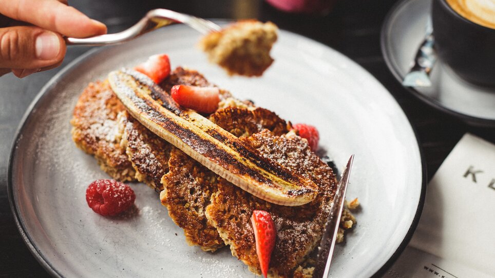 Delicious breakfast with bananas, berries, and coffee. | © Aaron Jiang