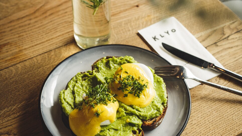 Avocado toast with poached eggs and a drink. | © Aaron Jiang