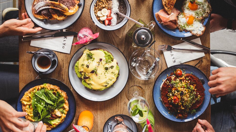 Delicious food and drinks on a table with various dishes and drinks. | © Aaron Jiang