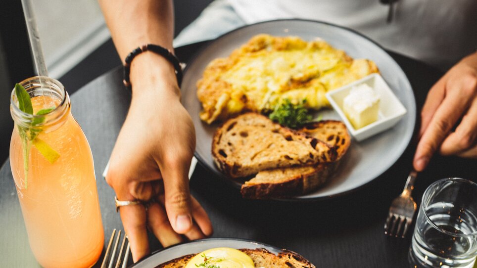 A delicious breakfast featuring eggs and ham in a modern restaurant. | © Aaron Jiang