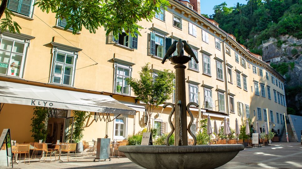 Cozy square with fountain and KLYO restaurant in Graz. | © mpview