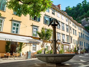 Cozy square with fountain and KLYO restaurant in Graz. | © mpview