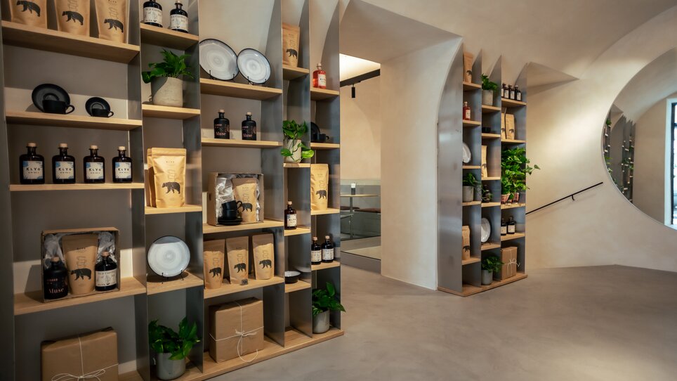 Modern shelves displaying drinks and snacks in a café. | © mpview