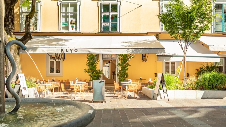 Exterior view of KLYO restaurant in Graz with terrace. | © mpview