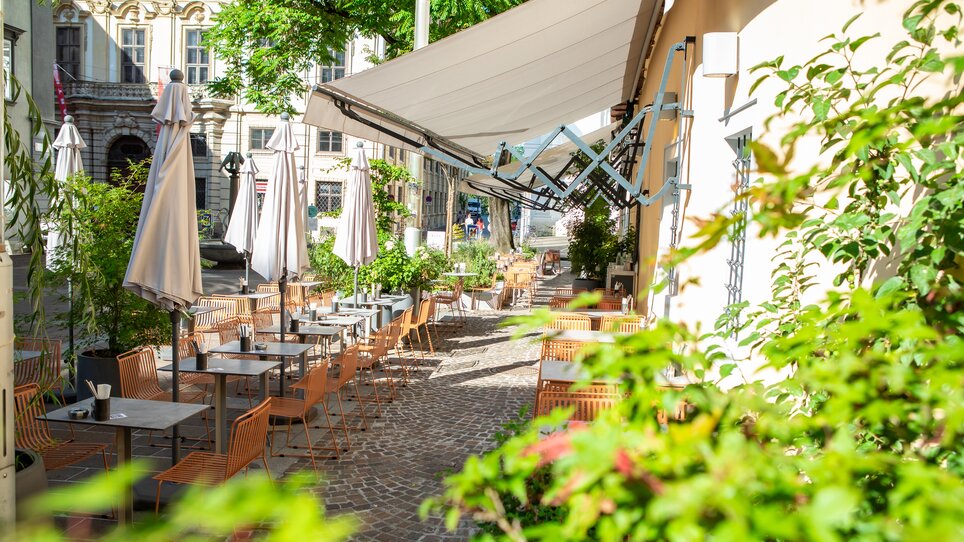 Relaxed atmosphere in the outdoor area of a café in Graz. | © mpview