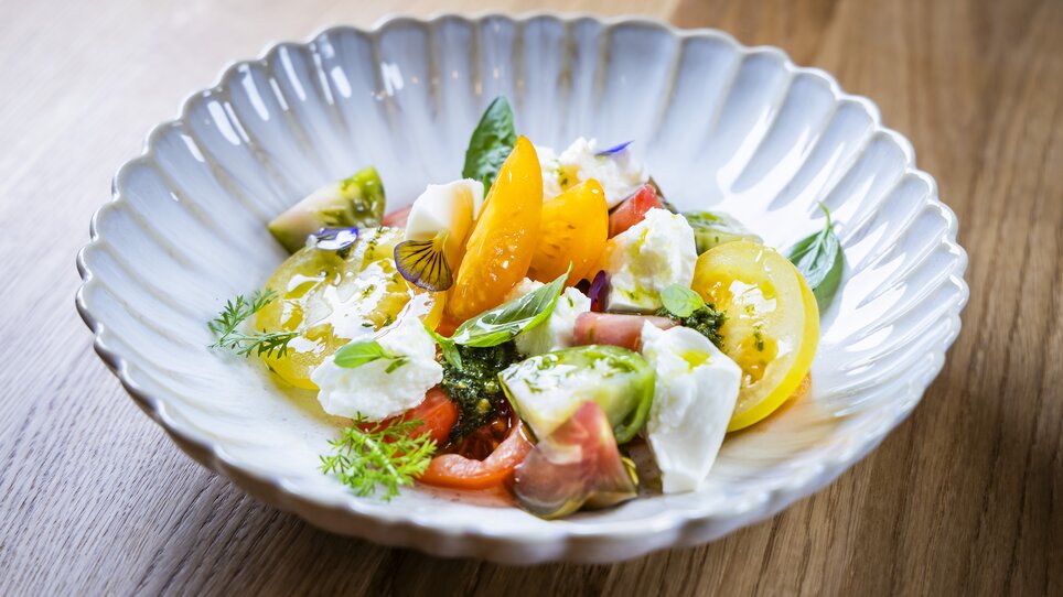 Composizione di insalata colorata con ingredienti freschi in ciotola bianca. | © Kaiser Greissler - Werner Krug