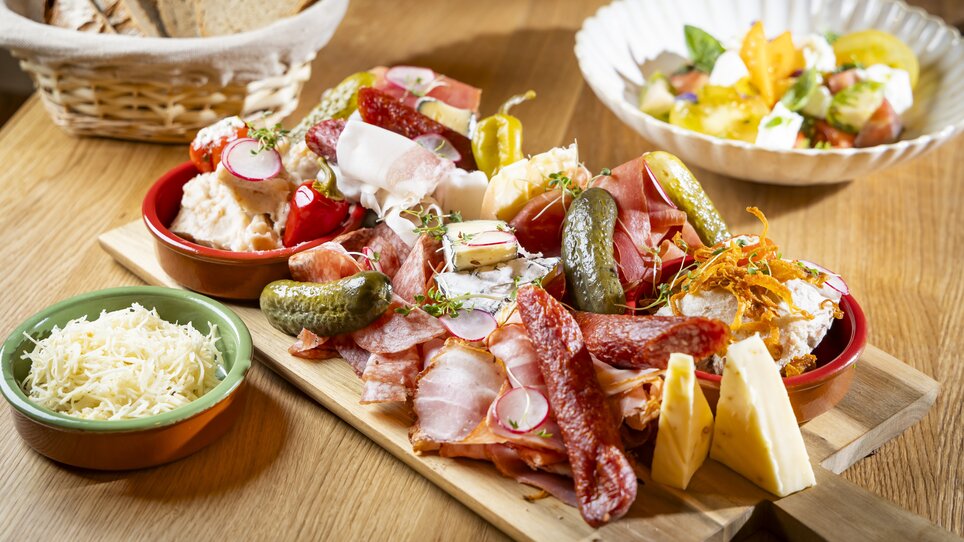 Un delizioso vassoio di salumi e formaggi con contorni e insalata. | © Kaiser Greissler - Werner Krug