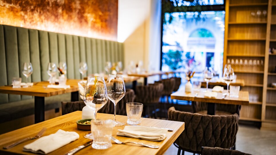 Interno elegante del ristorante con tavoli e bicchieri. | © Kaiser Greissler - Werner Krug