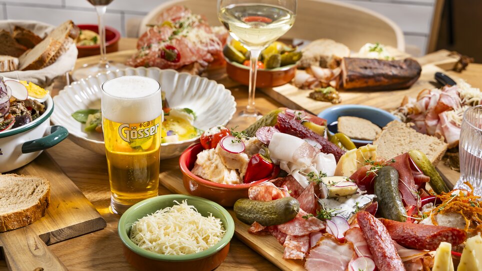 Un ricco buffet con carni, formaggi, birra e vino. | © Kaiser Greissler - Werner Krug