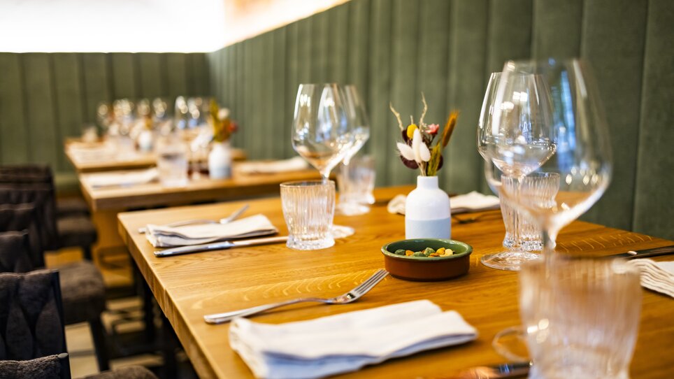 Ristorante elegante con tavoli apparecchiati e decorazioni floreali. | © Kaiser Greissler - Werner Krug