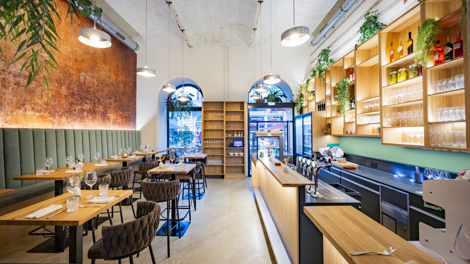 Ristorante moderno con elementi in legno e piante. | © Kaiser Greissler - Werner Krug