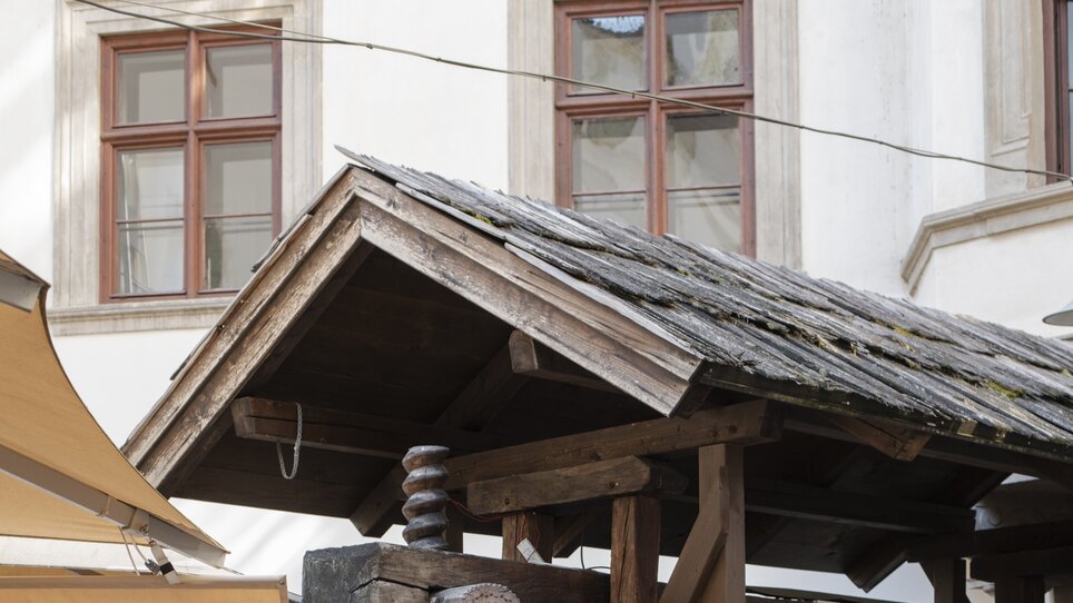 Gemütlicher Außenbereich des Landhauskellers mit Holzmöbeln. | © Jauk Katharina