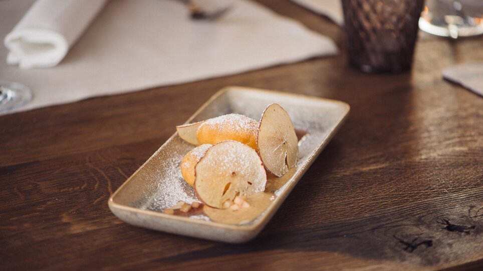 Dessert mit Puderzucker und Dekoration auf einem Teller. | © Landhauskeller