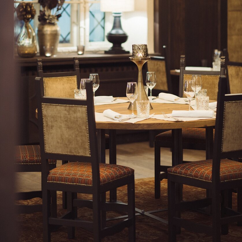 Elegantes Restaurant mit gemütlicher Atmosphäre und stilvollen Möbeln. | © Landhauskeller