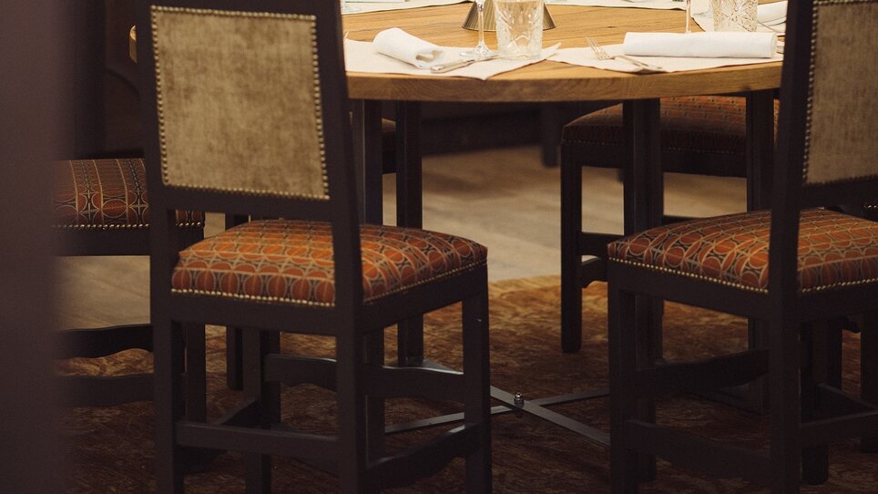 Elegantes Restaurant mit gemütlicher Atmosphäre und stilvollen Möbeln. | © Landhauskeller