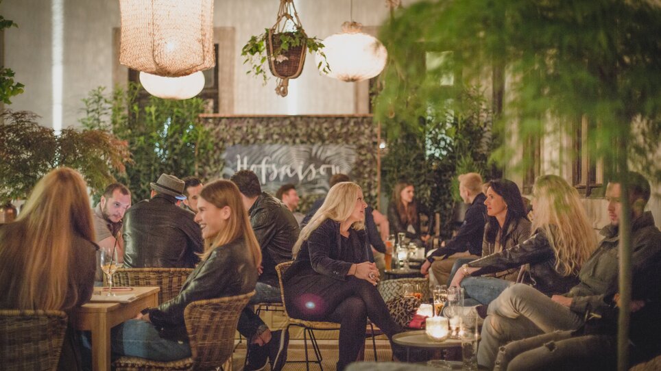 Gemütliche Atmosphäre im Landhauskeller mit Gästen beim Essen und Trinken. | © Landhauskeller