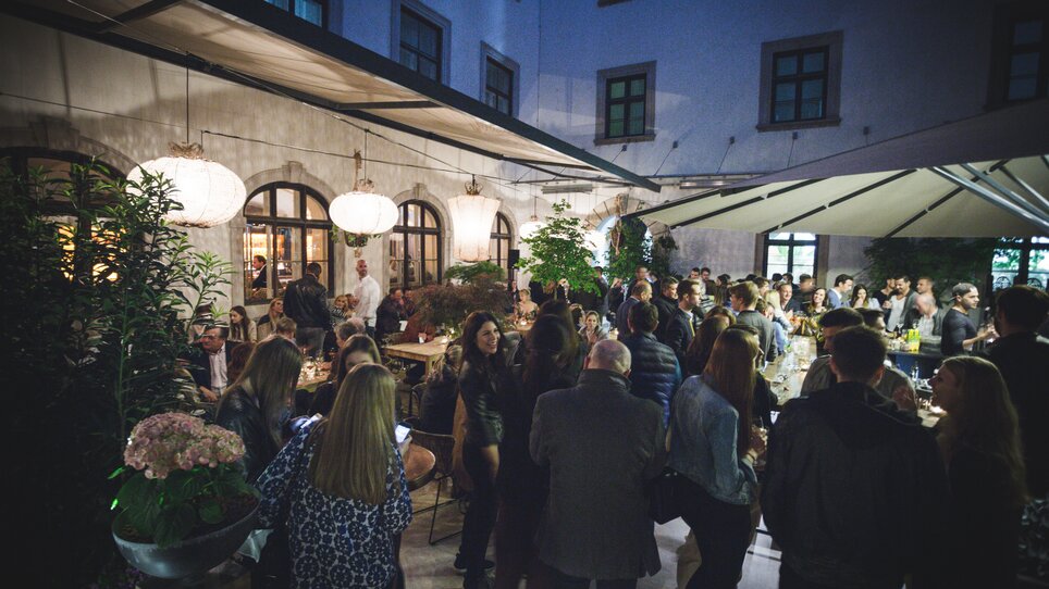 Gesellige Atmosphäre mit Menschen bei einem Event im Landhauskeller. | © Landhauskeller