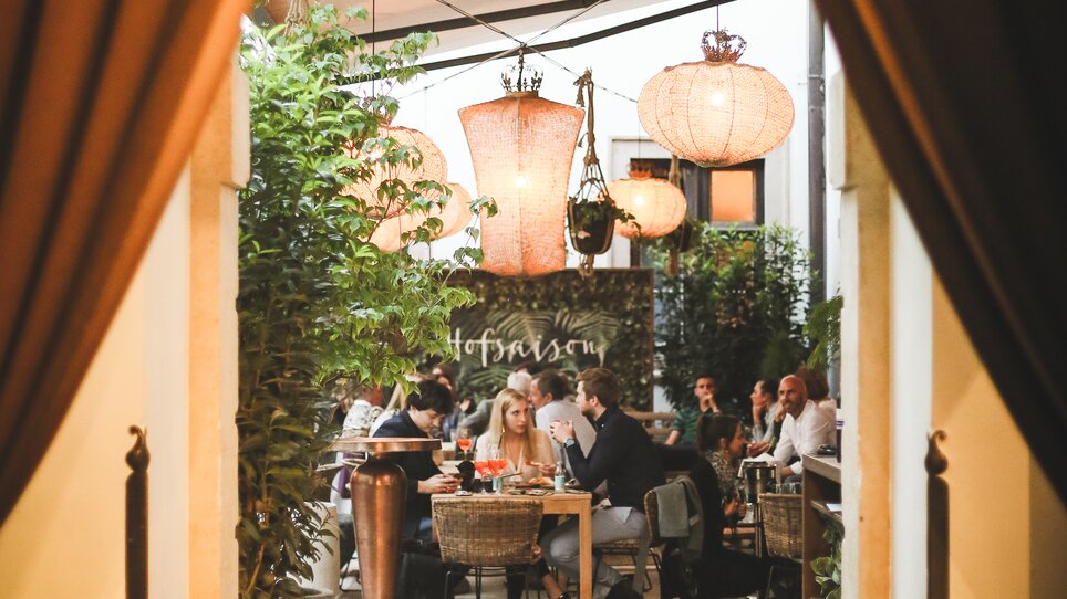Eingang zu einem stilvollen Restaurant mit gemütlicher Atmosphäre. | © Landhauskeller