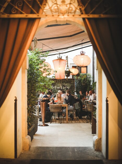 Eingang zu einem stilvollen Restaurant mit gemütlicher Atmosphäre. | © Landhauskeller