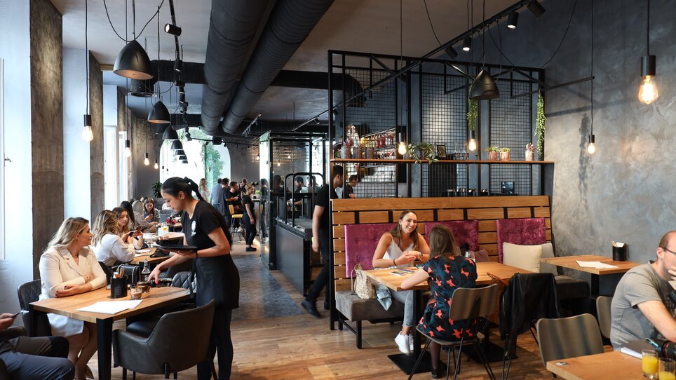 Scena di ristorante moderno con ospiti a Graz. | © ROBIN CONSULT - Meieregger