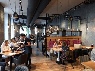 Moderne Restaurant-Szene mit Gästen in Graz. | © ROBIN CONSULT - Meieregger